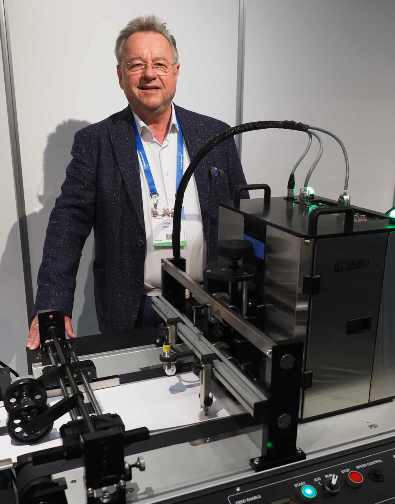 Helmut Brunner am brunner-Messestand mit dem Buskro-Quantum-Inkjetsystem