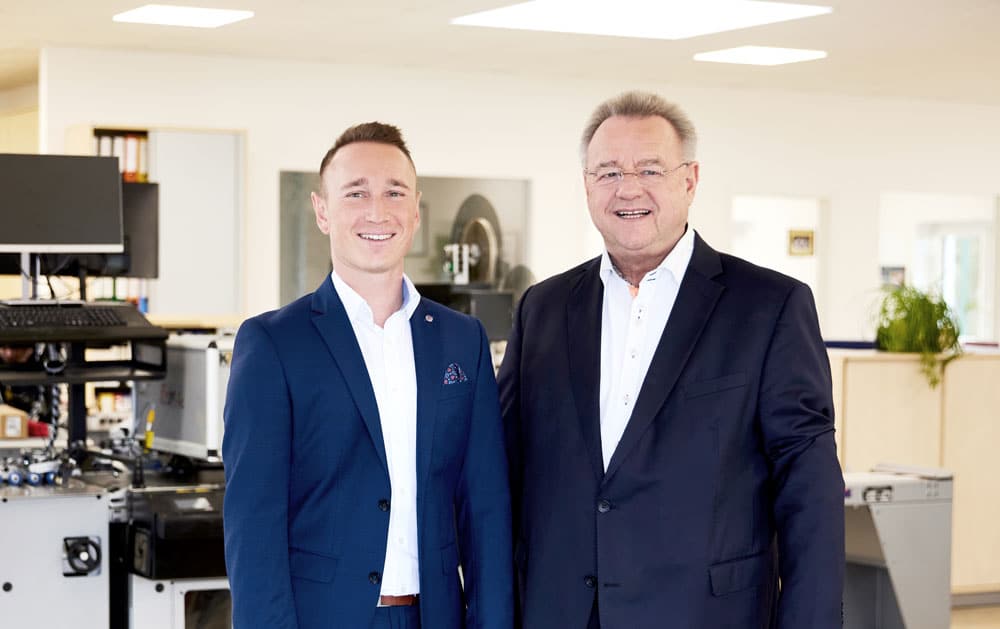 Die brunner-Geschäftsführer Nicolai und Helmut Brunner im Showroom in Altdorf