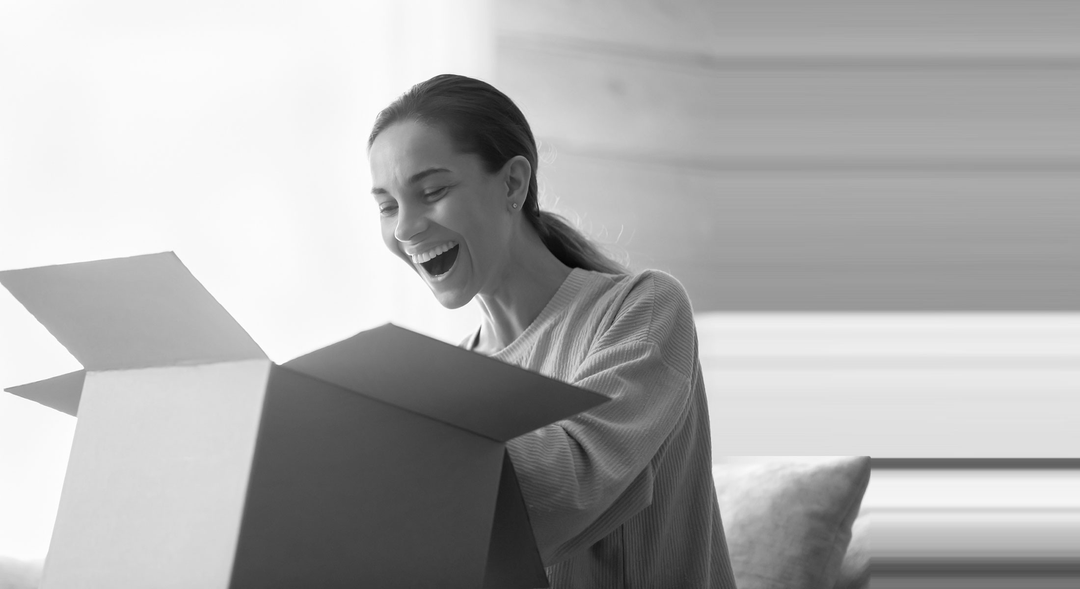 Person öffnet einen passgenauen Versandkarton